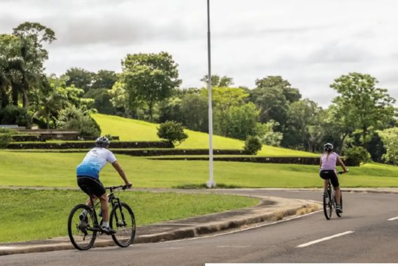 Ciclistas recorriendo AguaVista